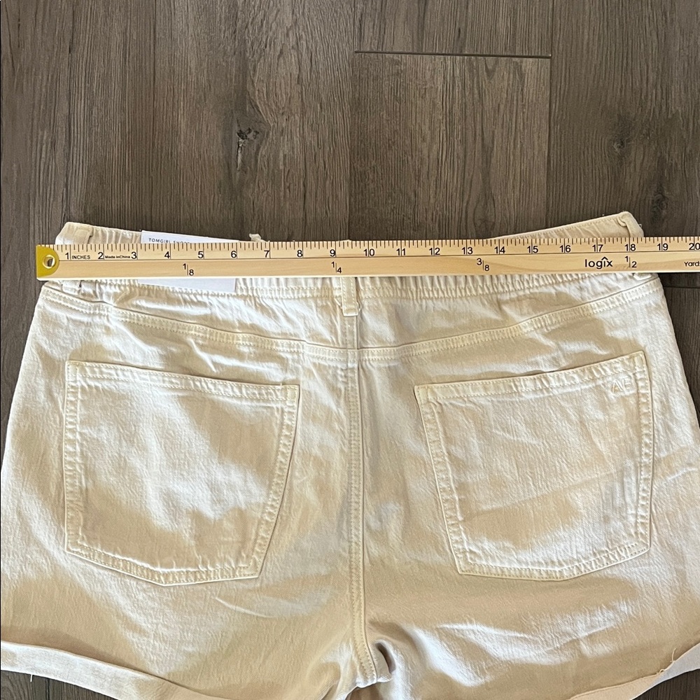American Eagle Tomgirl Stretch Shorts in a cream NWT - Picture 9 of 10